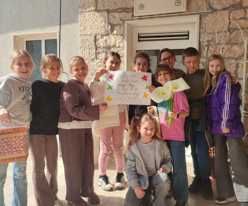 Veseli posjet staračkom domu